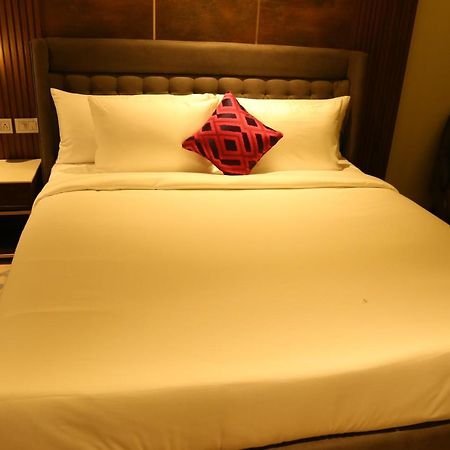 Dreamz Inn & Suites Zirakpur Екстериор снимка