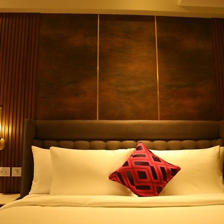 Dreamz Inn & Suites Zirakpur Екстериор снимка