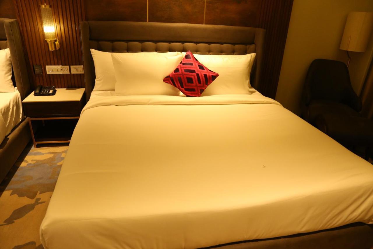 Dreamz Inn & Suites Zirakpur Екстериор снимка