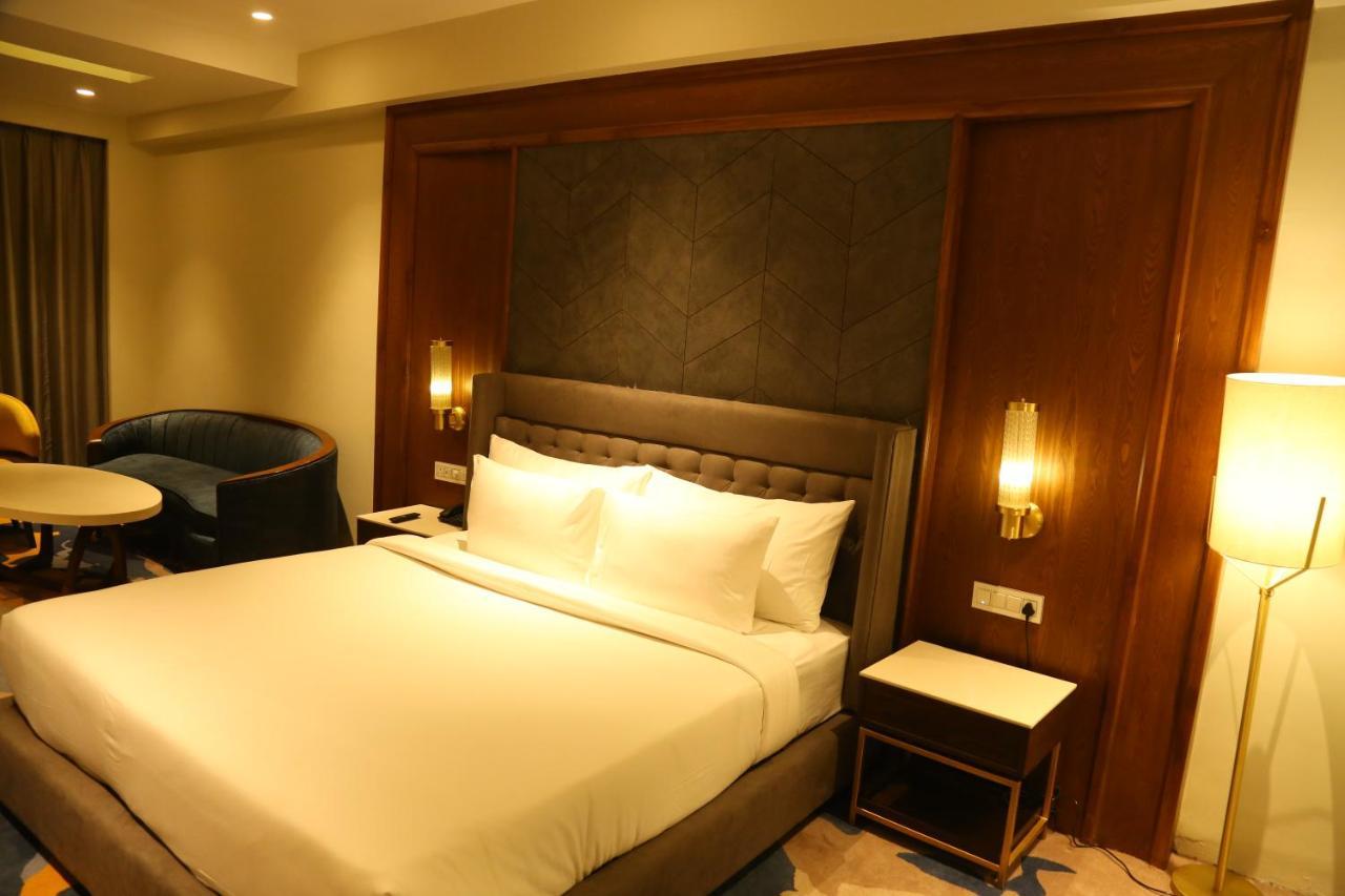 Dreamz Inn & Suites Zirakpur Екстериор снимка