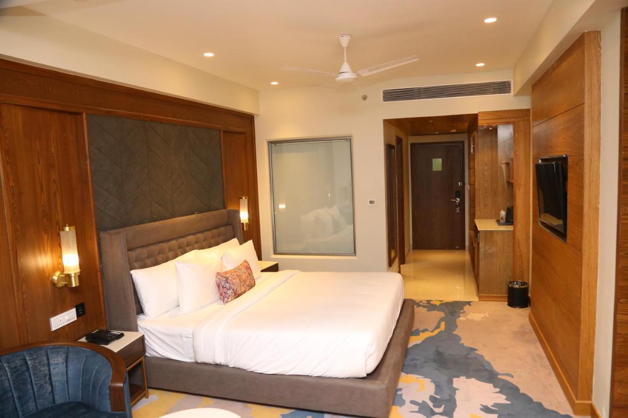Dreamz Inn & Suites Zirakpur Екстериор снимка
