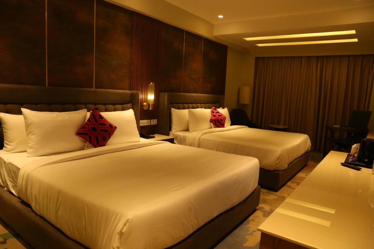 Dreamz Inn & Suites Zirakpur Екстериор снимка