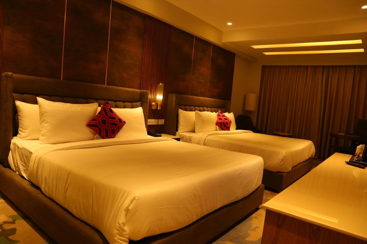 Dreamz Inn & Suites Zirakpur Екстериор снимка