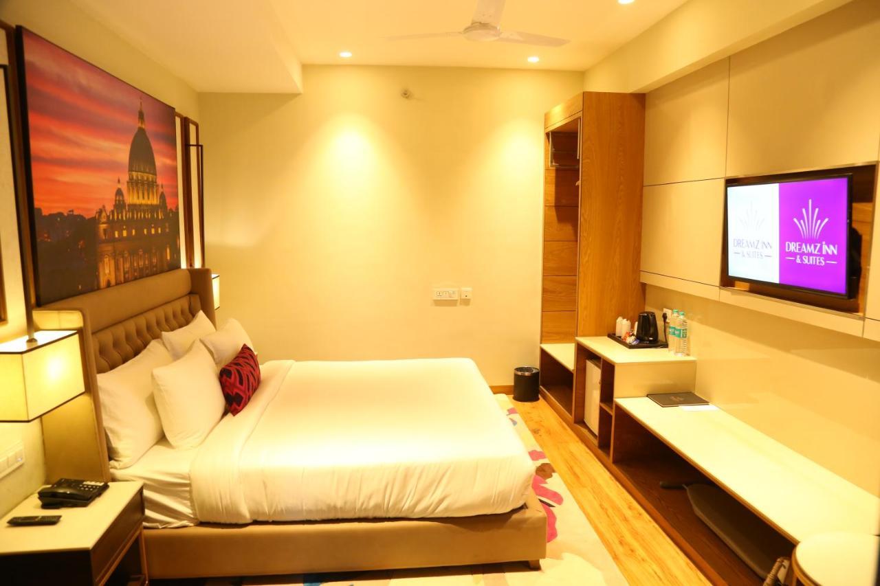 Dreamz Inn & Suites Zirakpur Екстериор снимка