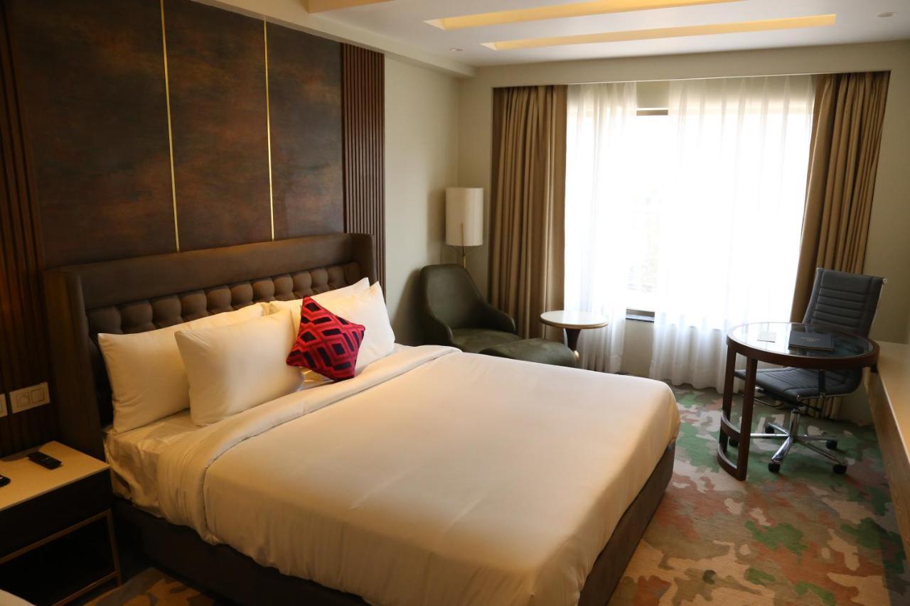 Dreamz Inn & Suites Zirakpur Екстериор снимка