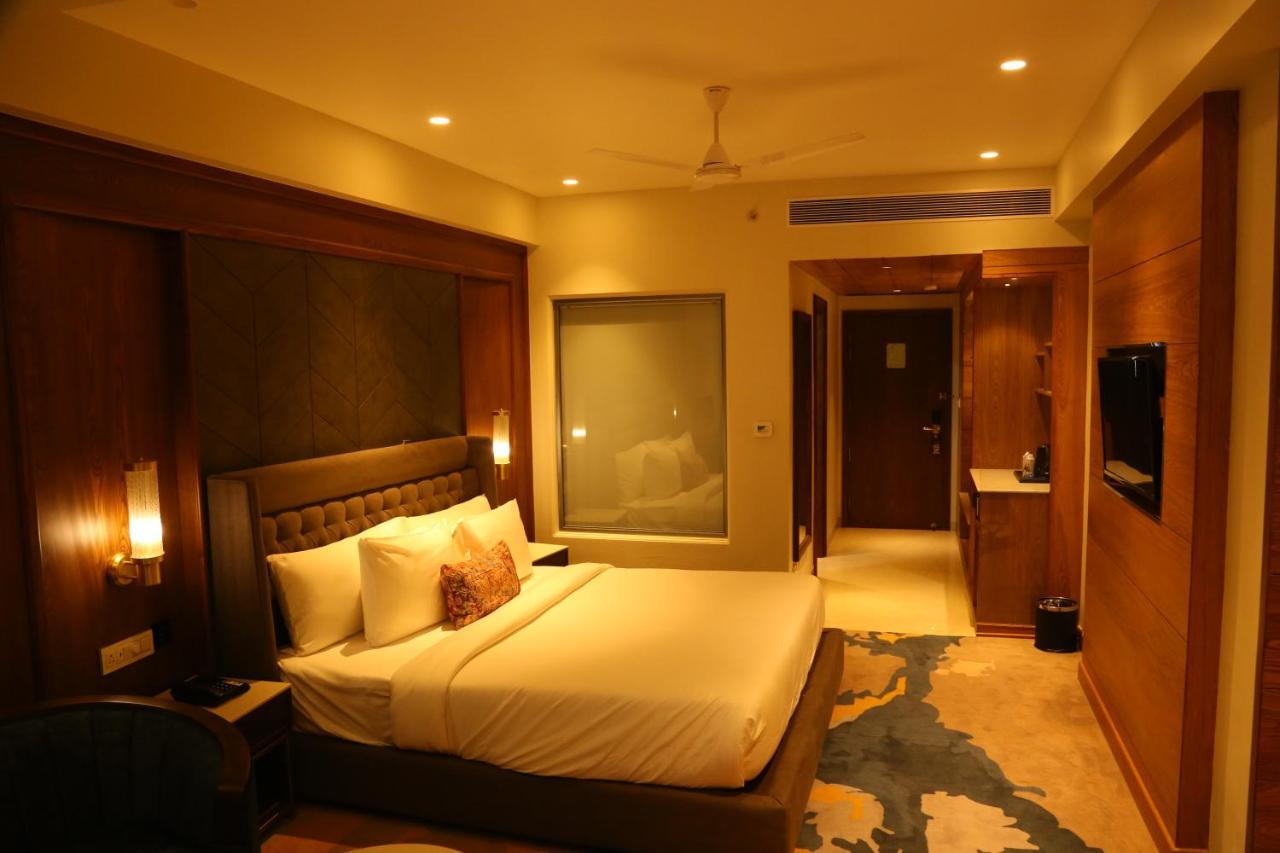 Dreamz Inn & Suites Zirakpur Екстериор снимка