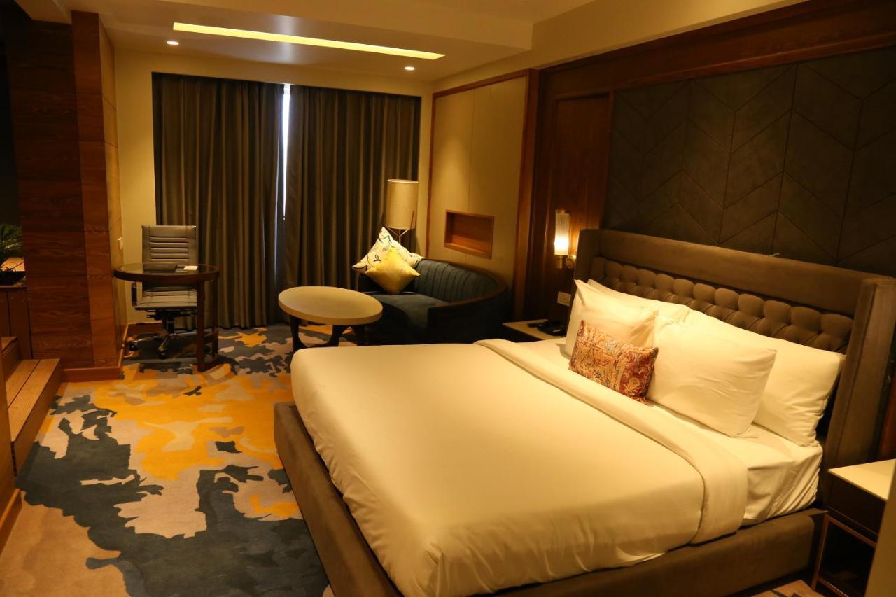Dreamz Inn & Suites Zirakpur Екстериор снимка