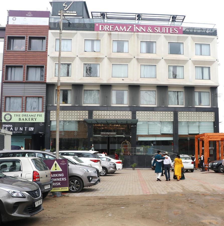 Dreamz Inn & Suites Zirakpur Екстериор снимка